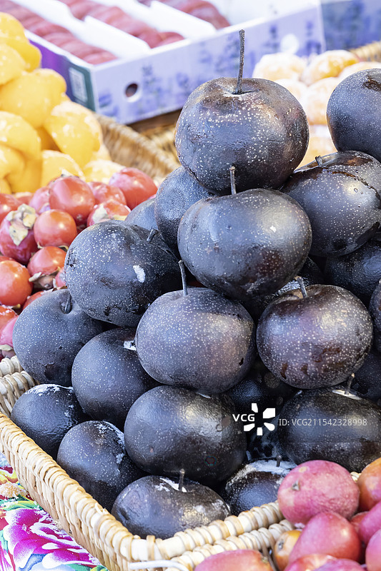 冬天中国东北哈尔滨水果零售摊位上的冻梨图片素材