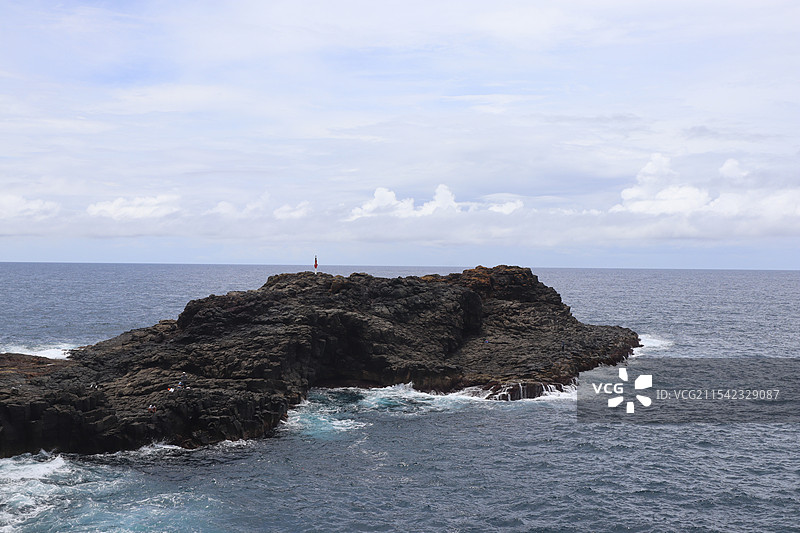 巨浪冲天而起，深色海面透出狂野力量图片素材