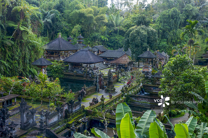 俯视拍视角下的巴厘岛古农卡威斯巴图圣泉寺图片素材