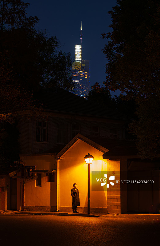 南京颐和路-紫峰下的灯火图片素材