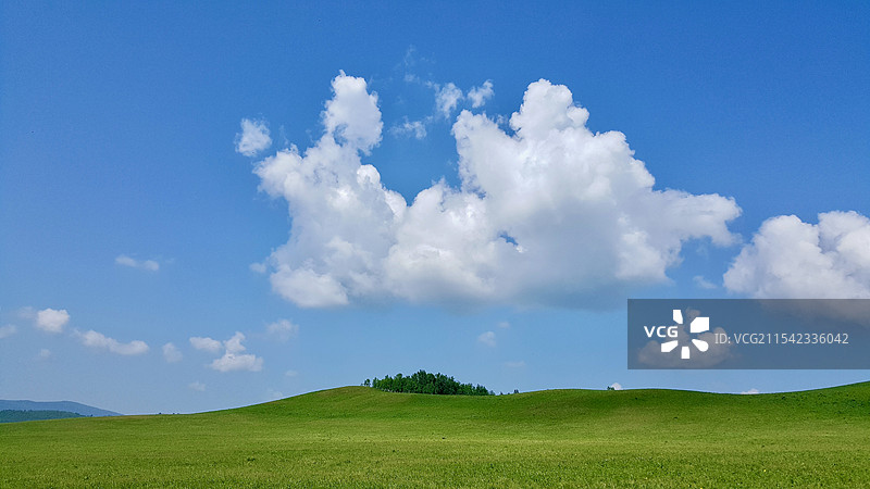 内蒙古呼伦贝尔草原的蓝天白云图片素材