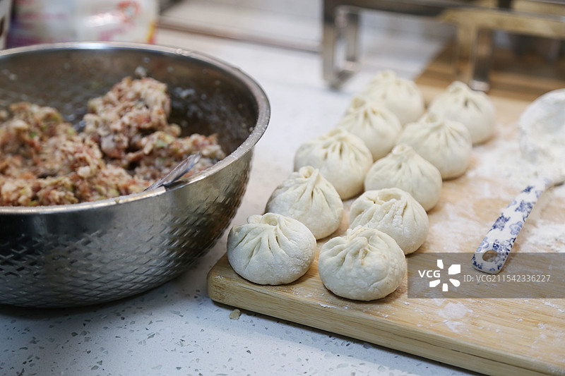 手工拌馅包包子图片素材