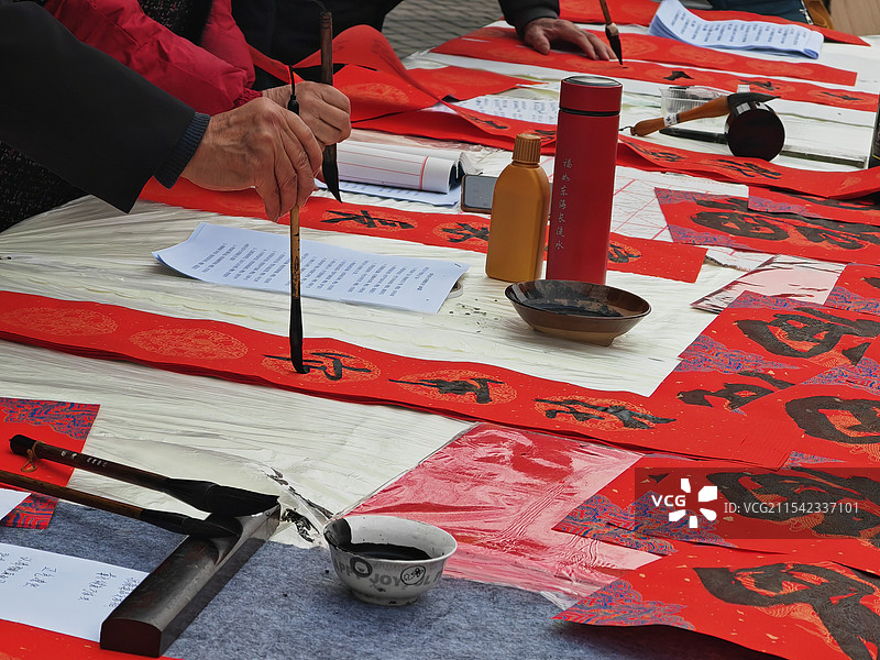 写春联，写对联，写横批，春联，写毛笔字，写书法，书法，毛笔，春节，过年，过节，新春，文化，传统文化，图片素材