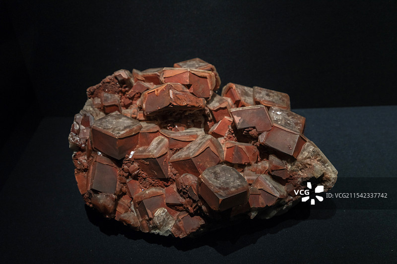 方解石（CaCO3） 湖南郴州产 山东博物馆“晶·彩-探寻神奇的矿物世界”展图片素材