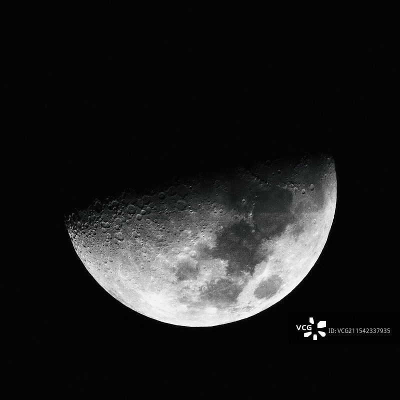 2025年1月7日，苏州拍摄的今年第一个上弦月图片素材