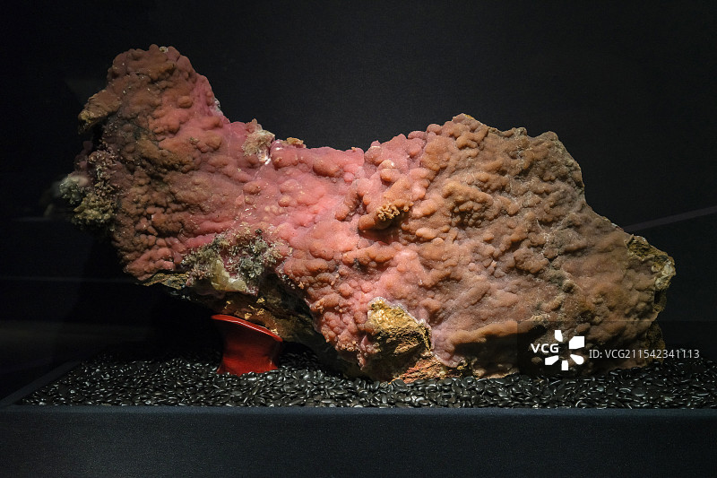 文石（CaCO3） 云南腾冲产 山东博物馆“晶·彩-探寻神奇的矿物世界”展图片素材