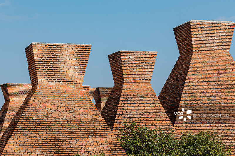 云南省红河州弥勒市 网红打卡地 东风韵景区的特色建筑群 红砖建筑图片素材