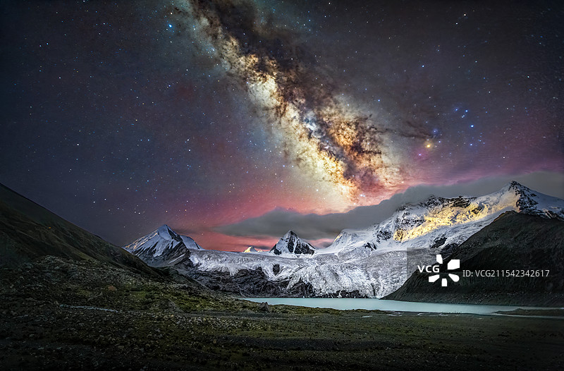 萨普神山月照金山与银河图片素材