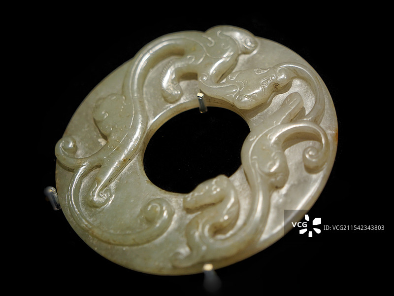 新疆和田玉青玉乳丁纹双螭壁，汉代古玉璧图片素材