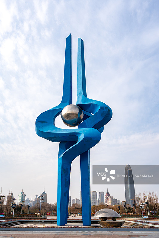 竖拍济南泉城广场标志性建筑泉标图片素材