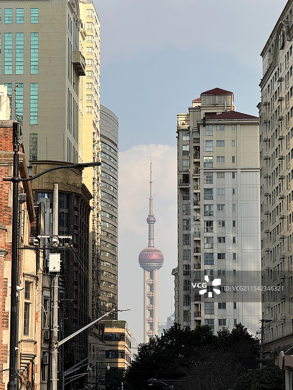 穿梭于城市间-行者无疆图片素材