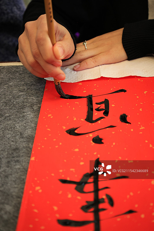 写书法的女人庆祝新年图片素材