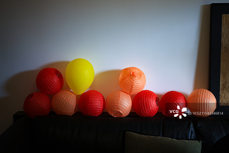 家里靠墙的彩色灯笼特写镜头图片素材