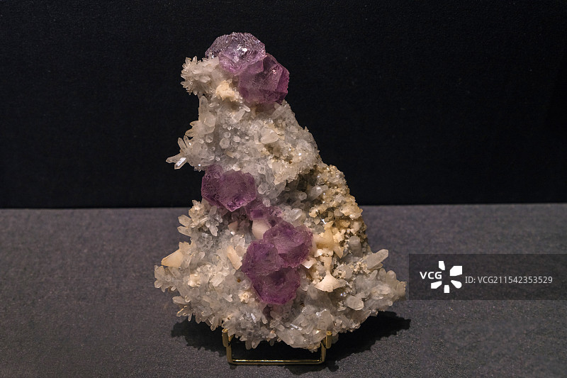 萤石（CaF2） 湖南耒阳产 山东博物馆“晶·彩-探寻神奇的矿物世界”展图片素材