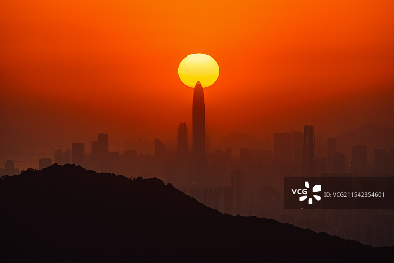 鹏城日落30公里外拍摄的平安大厦落日悬日，目前只有我和朋友拍到这么大的平安落落日。图片素材
