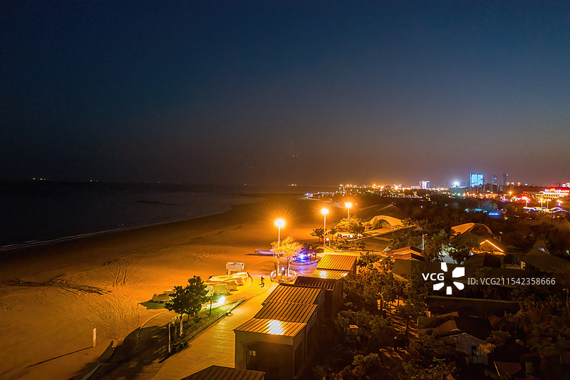 夜晚灯光下宁静的海滩图片素材
