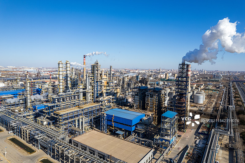 现代化石油化工厂晴天航拍图片素材