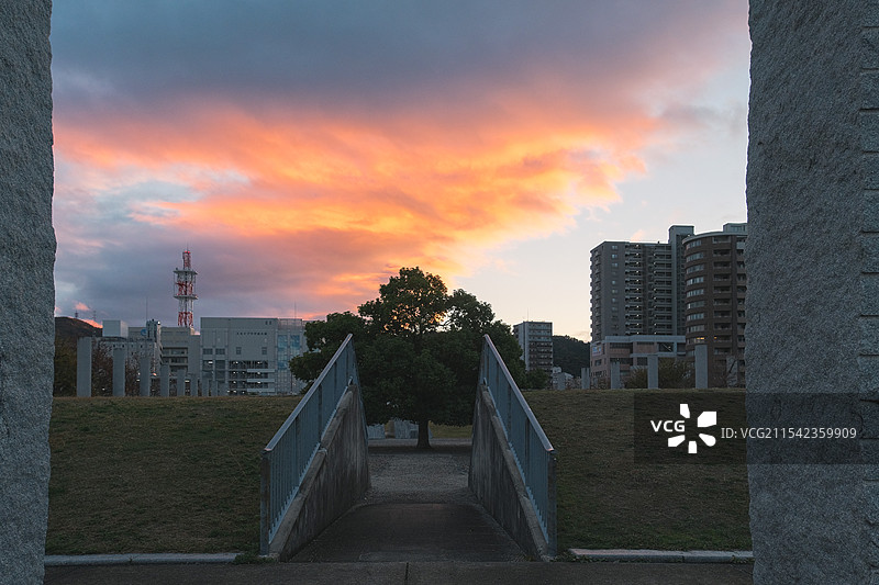 日本滋贺县大津市日落时的火烧云与城市公园广场图片素材
