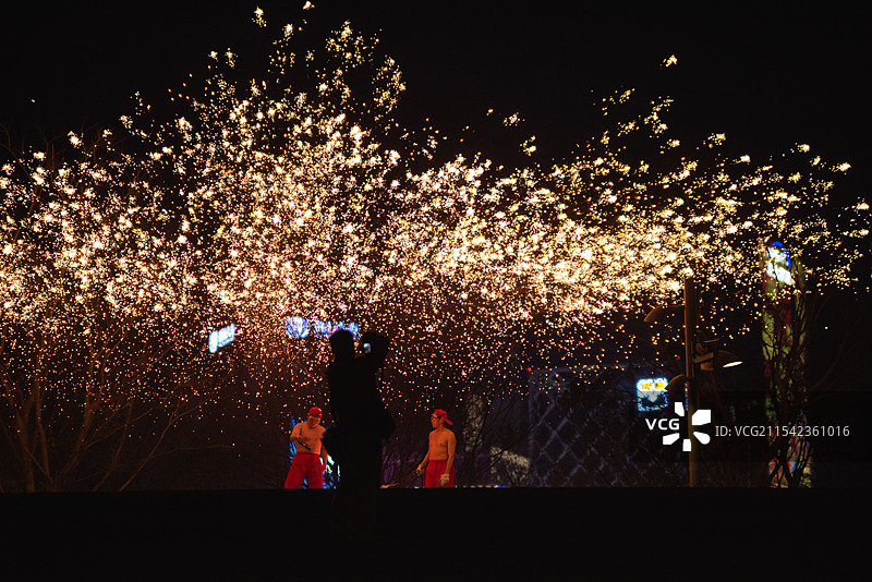 舞龙与打铁花非遗节目图片素材