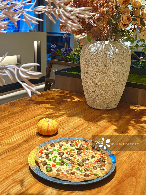 黑松露牛肉芝士薄脆披萨图片素材