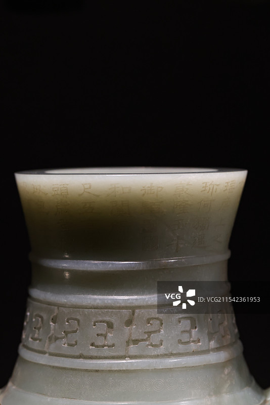 乾隆御题青玉兽耳活环凫鱼纹壶 清乾隆图片素材