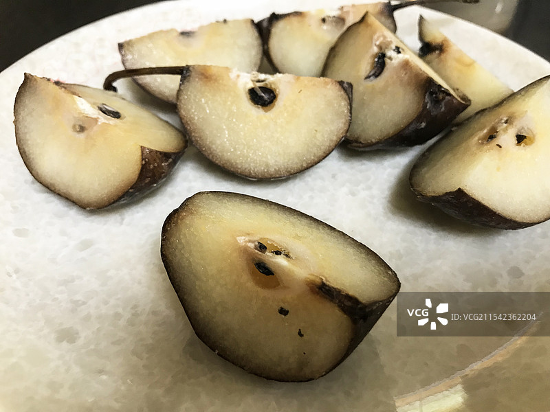 东北特色水果 盘子里切好的冻梨图片素材