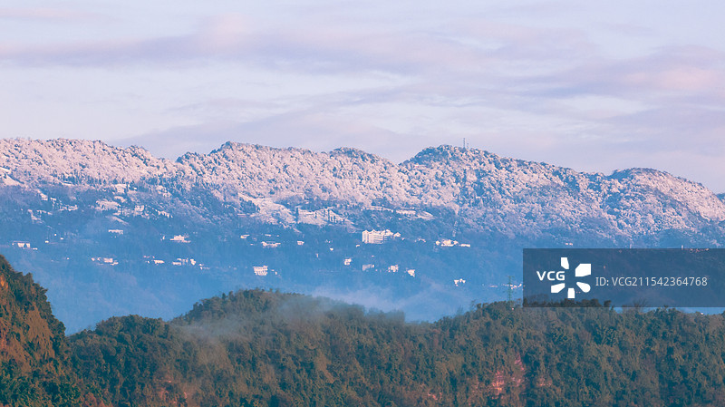 航拍四川雅安雨城区蒙顶山和金凤山图片素材