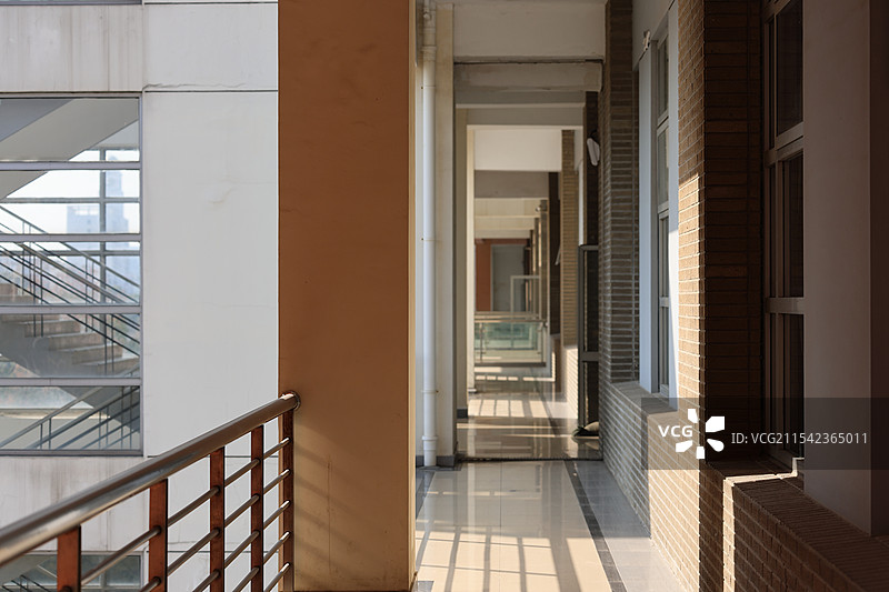 上海中医药大学-教学楼长廊图片素材