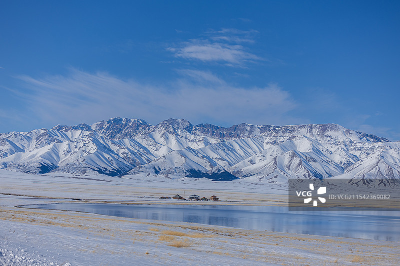 赛里木湖冬日蓝天下的草原和雪山图片素材