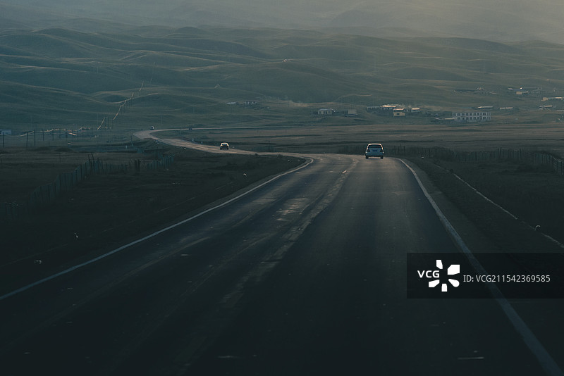 青海湖畔的日落公路图片素材