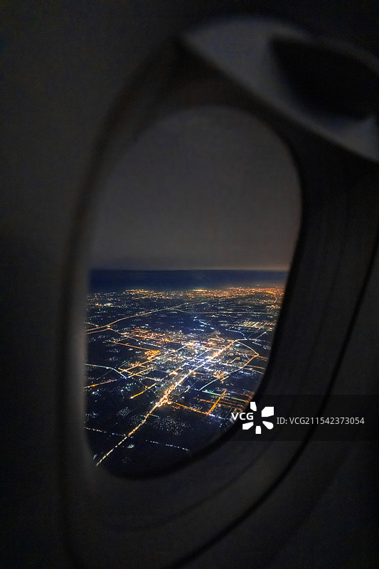 飞机窗外的城市风光，飞机上看北京夜景，透过舷窗拍北京夜景图片素材