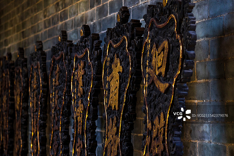 中国古代衙门的肃静回避等鎏金木牌子图片素材