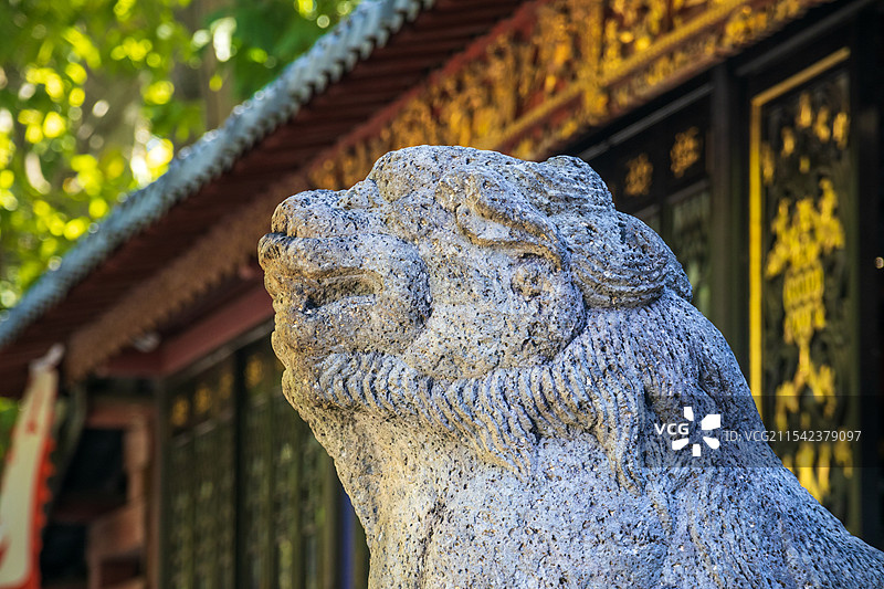 传统建筑门前竖立着明朝时期的石刻狮子雕塑图片素材