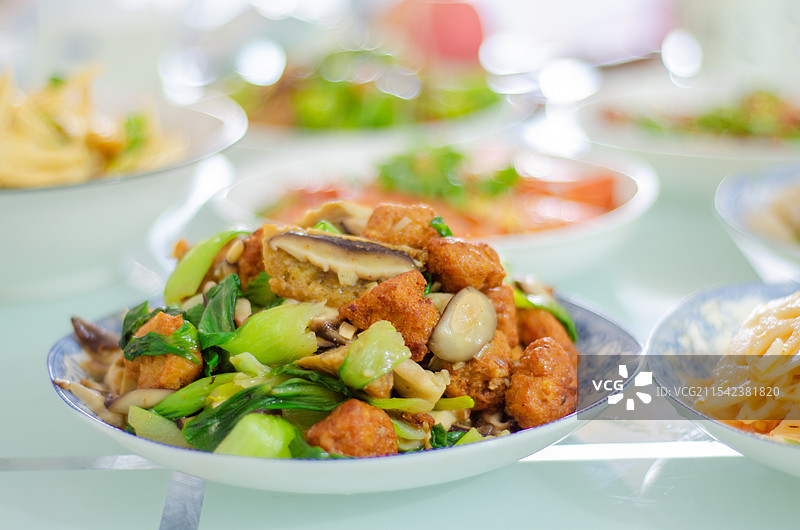 中式菜肴青菜香菇炒肉丸中式菜肴青菜香菇炒肉丸图片素材