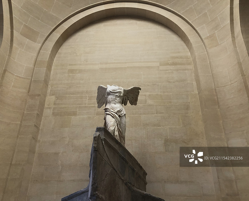 卢浮宫里的胜利女神图片素材