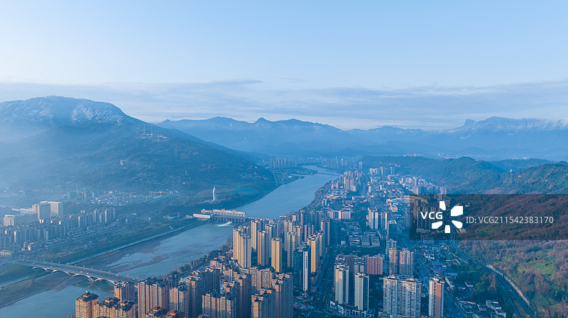 航拍雅安金凤山和周公山下的姚桥新区图片素材