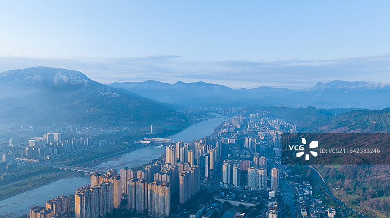 航拍雅安金凤山和周公山下的姚桥新区图片素材