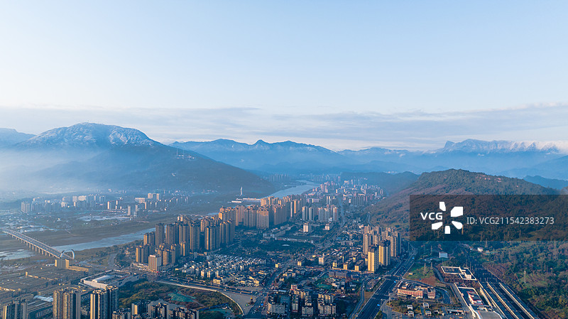 航拍雅安金凤山和周公山下的姚桥新区图片素材