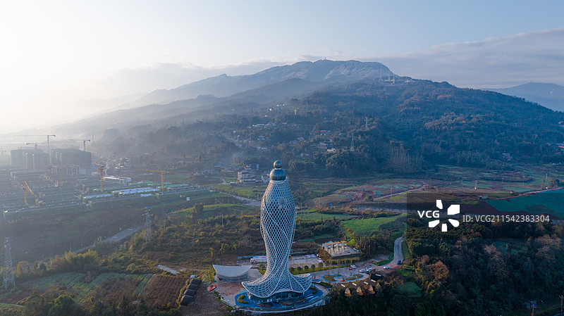 航拍冬日周公山脚下的雅鱼塔图片素材