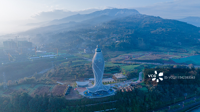 航拍冬日周公山脚下的雅鱼塔图片素材
