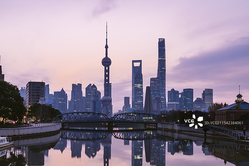 上海陆家嘴清晨的红霞图片素材