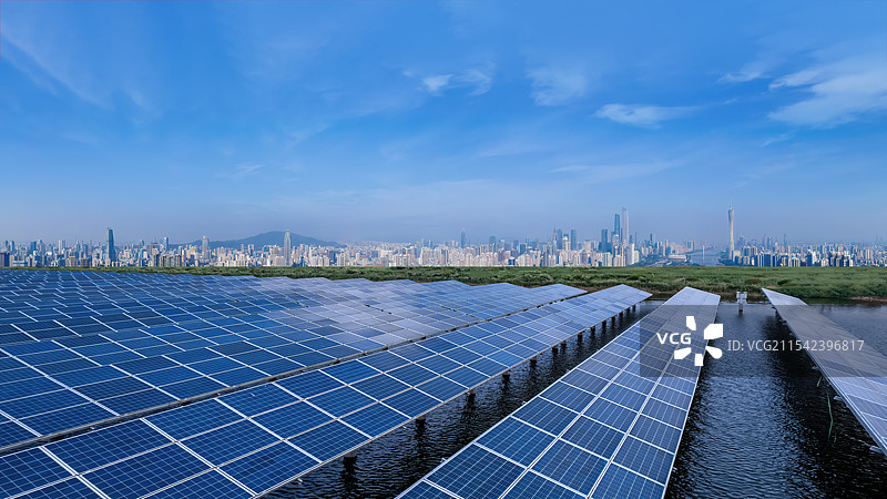 蓝天下太阳能电池板的城市景观图片素材