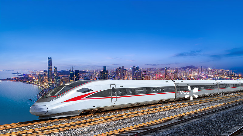 黄昏时分的高速列车与城市天际线图片素材