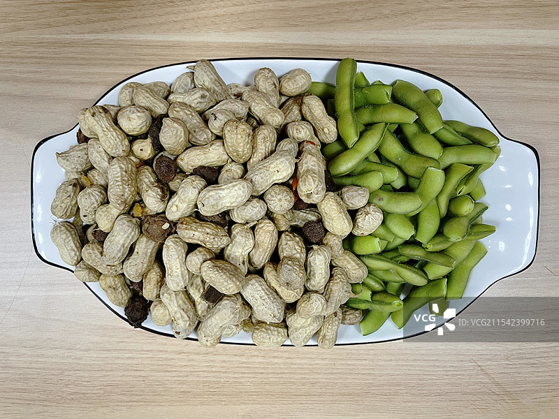 话梅花生以及水煮毛豆拼盘图片素材