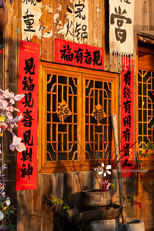 夕阳下贴有春联的窗户图片素材