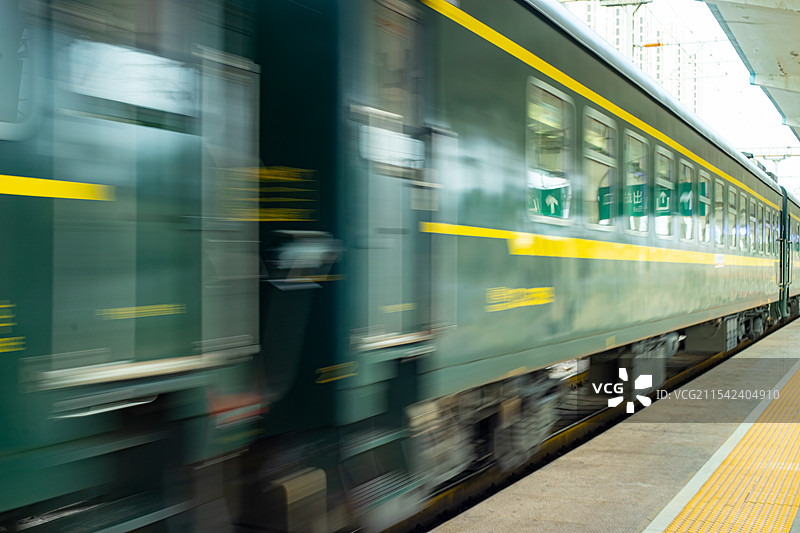 中国城市交通拍摄主题，国内火车交通公共设施，传统复古风格绿皮火车侧面视角月台站台，室内无人图像摄影图片素材