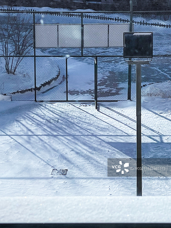 日式小清新：雪中的操场纯净静谧图片素材
