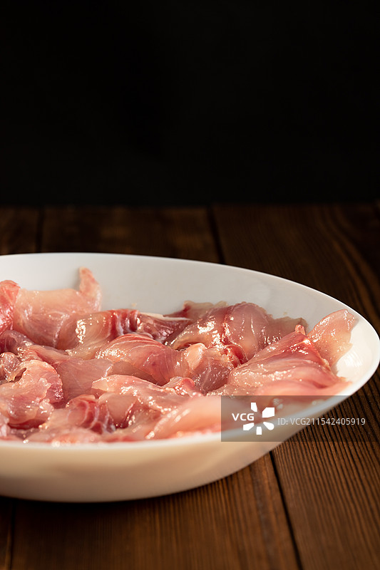 一盘刚切的新鲜黑鱼片图片素材