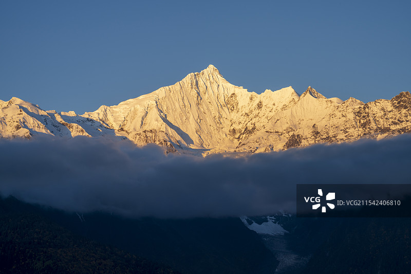 梅里雪山日照金山图片素材