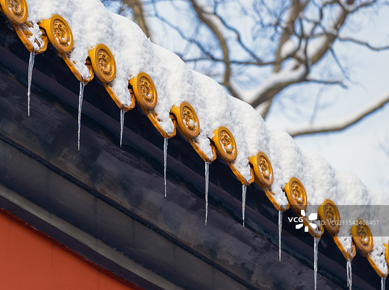 南京雪后明孝陵瓦当上的冰凌图片素材